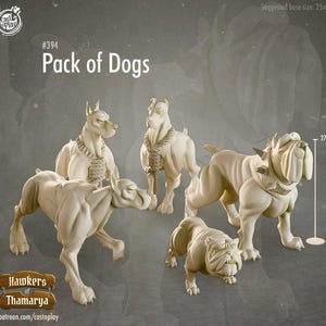 以下が含まれることがあります： さまざまなポーズの5つのオフホワイトの犬の置物のコレクション。「Pack of Dogs」というテキストが置物の上に表示されています。画像には、「Hawkers of Thamarya」と「patreon.com/castnplay」というテキストも含まれています。推奨ベースサイズは25mm、高さは27mmです。