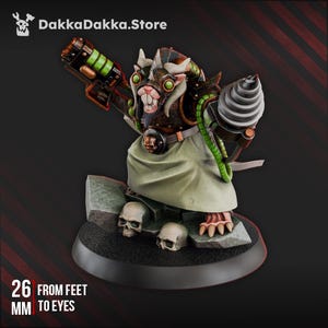 Può includere: Una miniatura verde, nera e argentata di una creatura simile a un ratto con un braccio di trapano, una pistola e un teschio alla cintura. La miniatura è in piedi su una base con teschi. Il testo "26 MM FROM FEET TO EYES" è visibile sotto la miniatura.