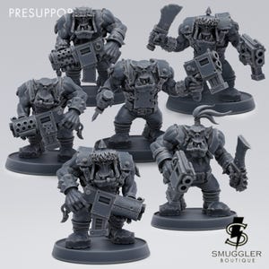 Könnte beinhalten: Sechs graue Plastikminiaturen von Orks, jede mit einer Waffe. Die Orks stehen auf grauen Sockeln. Die Figuren sind Teil eines Kriegsspielsets.