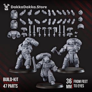 Puede incluir: Un kit de construcción con 47 piezas, que incluyen tres figuras y varias armas. Las figuras son grises y están sobre bases negras. El texto "DakkaDakka.Store" está en la parte superior y "36 mm from feet to eyes" en la inferior.