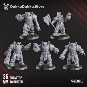 Puede incluir: Cinco figuras en miniatura grises de figuras blindadas, cada una sobre una base negra. Las figuras están en varias poses de acción, con armas y armaduras detalladas. El texto "36 MM FROM TOP TO BOTTOM" y "5 MODELS" es visible.