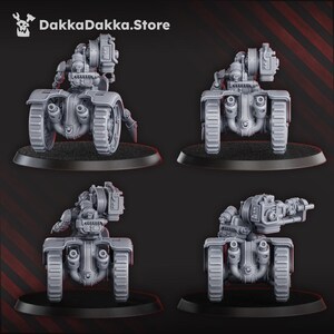 Puede incluir: Cuatro vistas de una miniatura gris de máquina de guerra con una base de orugas, un cuerpo central y un arma grande montada en la parte superior. El modelo tiene intrincados detalles mecánicos y se muestra sobre una base negra. El texto "DakkaDakka.Store" está en la esquina superior izquierda.