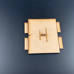 以下が含まれることがあります： ミニチュアウォーゲームモデル用の茶色の木製正方形ベース。ベースは100mm x 80mmで、「WarchestCreations.com」というテキストが印刷されています。
