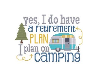 Könnte beinhalten: Ein Kreuzstich-Design mit einem blauen und weißen Wohnwagen mit gelber Markise. Der Text lautet "Ja, ich habe einen Ruhestandsplan, ich plane zu campen".