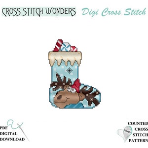 Peut inclure: Un modèle de point de croix compté représentant une chaussette bleue avec un élan qui sort du haut. La chaussette est remplie de cannes en sucre rouge et blanc et de cadeaux. Le motif est intitulé "Digi Cross Stitch".