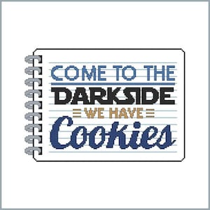 Peut inclure: Un carnet à spirales avec un design bleu et blanc. Le carnet dit "Come to the Dark Side - We Have Cookies".
