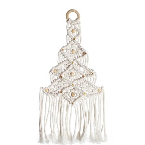 Könnte beinhalten: Weißer Makramee-Weihnachtsbaum-Wandbehang mit Holzperlen und goldenen Sternen-Akzenten.