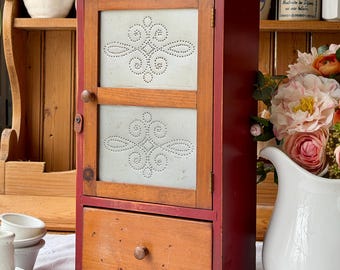 Vintage handgemaakte grenenhouten vrijstaande kast geperforeerde tinnen deur boerderij keuken aanrecht opslag