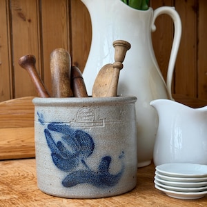 Vaso vintage in gres smaltato a sale, con fiore blu cobalto, Rowe Pottery, Cambridge, Wisconsin