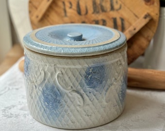 Antiker primitiver Steinzeug-Buttertopf mit Deckel, blaue Gänseblümchen-Blumen, salzglasierte Bauernhaus-Keramik-Vorratsdose