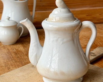 Tetera infantil antigua de loza con relieve de lirio del valle, siglo XIX, Staffordshire, Inglaterra.