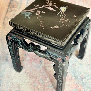 Stojak na stolik boczny w stylu vintage z czarnego lakieru w kształcie kwadratu, w kolorze wiśni ptasiej, w kolorze kwiatu prunusu, w kolorze beżowym Jinlong