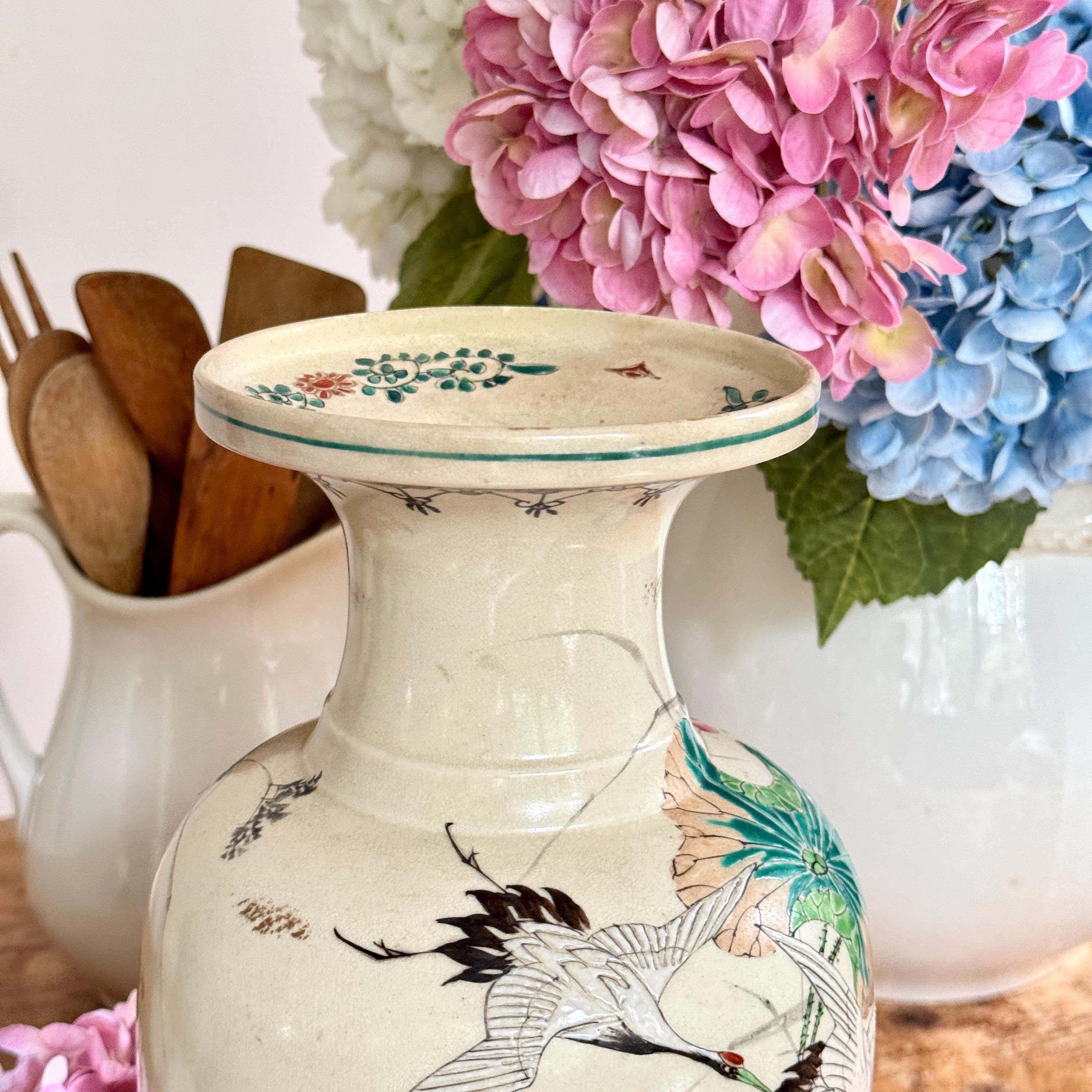 日本のアンティーク薩摩焼陶器の花瓶 鶴と鳥のペア ピンクの蓮の花と葉