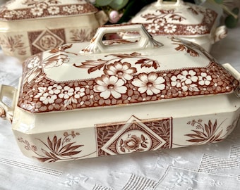 Fuente rectangular antigua de cerámica estampada marrón con diseño de transferencia "AVON", de Henry Alcock, siglo XIX, Staffordshire, Inglaterra.