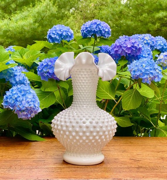VINTAGE　LARGE FENTON HOBNEIL FLOW VASE Fenton Blue Opalescent Hobnail Large Triangle Vase Vintage