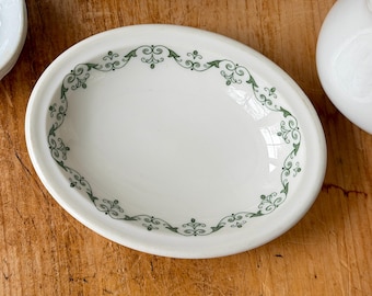 Jabonera ovalada Vintage Ironstone blanca con volutas verdes, fabricada en Syracuse China.