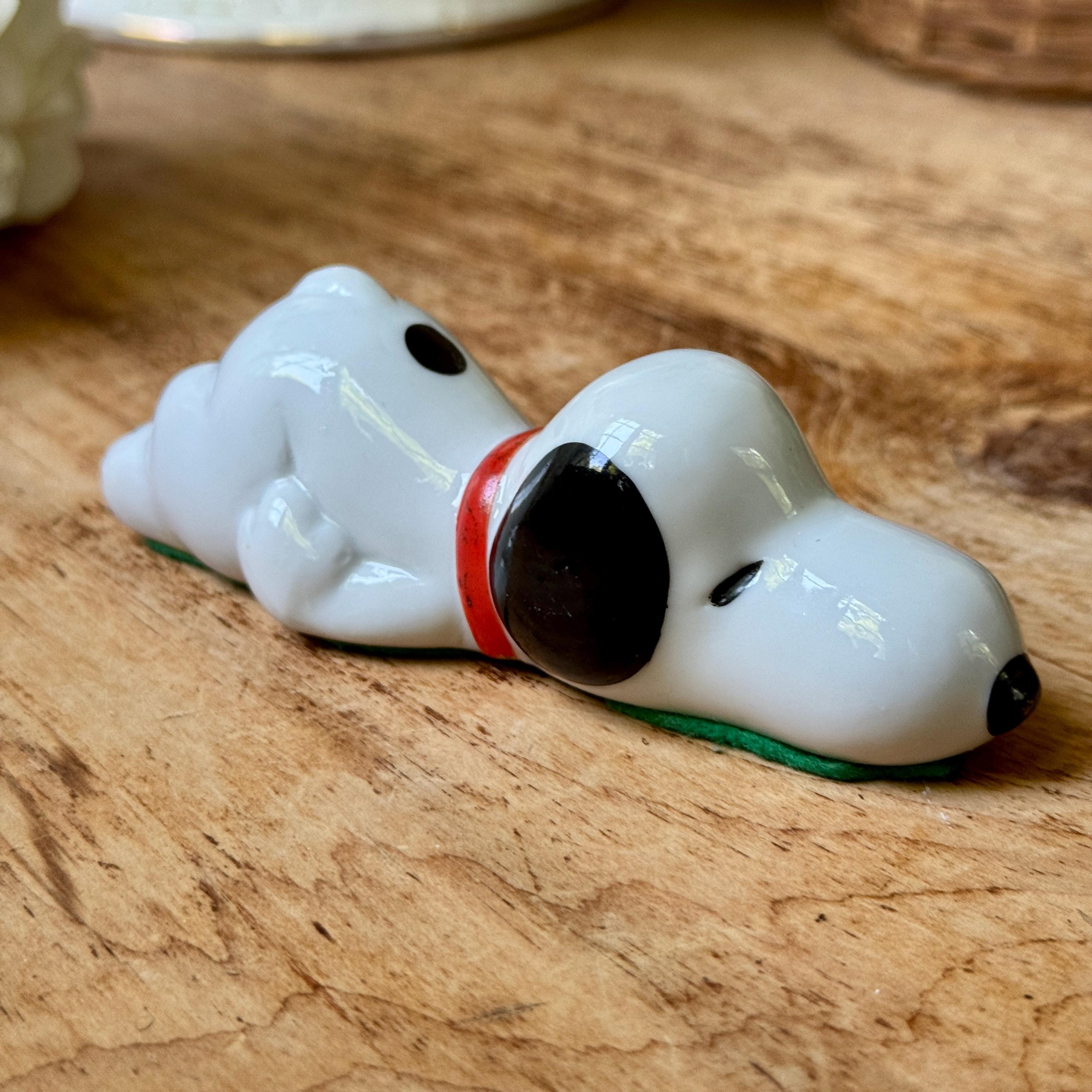 Vintage Snoopy Paperweight Flat on Belly Peanuts Ceramic Figurine
