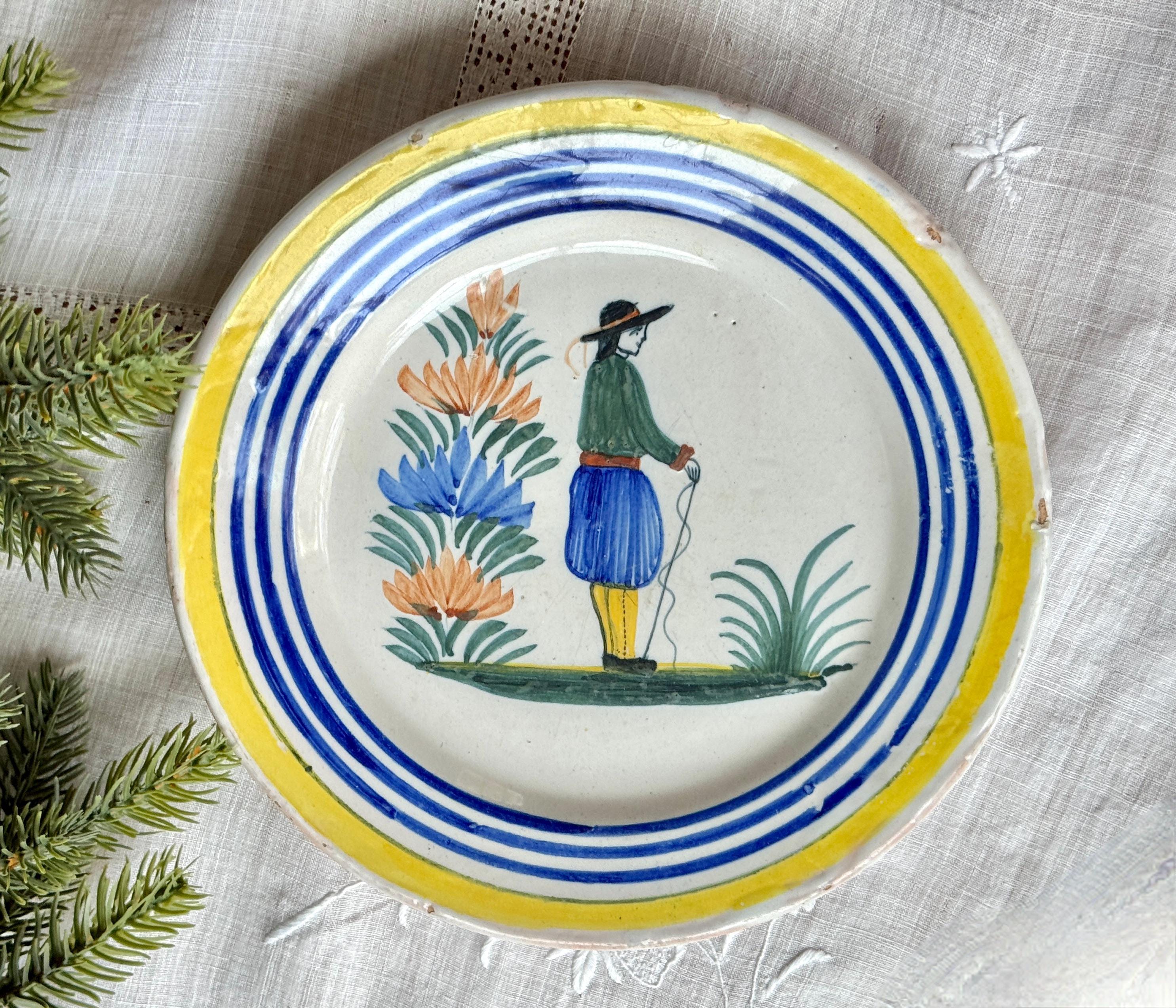 フランスHenriot Quimper 手描き皿 雄鶏TRAITÉ Henriot Quimper France Hand Painted Breton Man Plate - Etsy