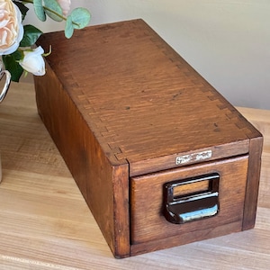 Vintage Globe-Wernicke Eichenholz Schwalbenschwanz Datei Box Karte Organizer Bibliothek Karte Katalog Schublade Home Office USVA USA zahl