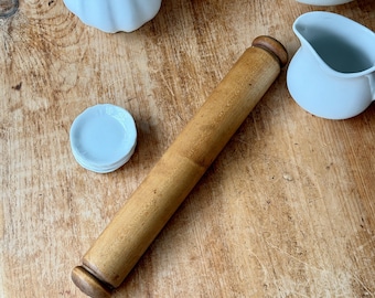 Rodillo de madera maciza vintage con mango corto tipo pomo. Herramienta de cocina rústica de granja.