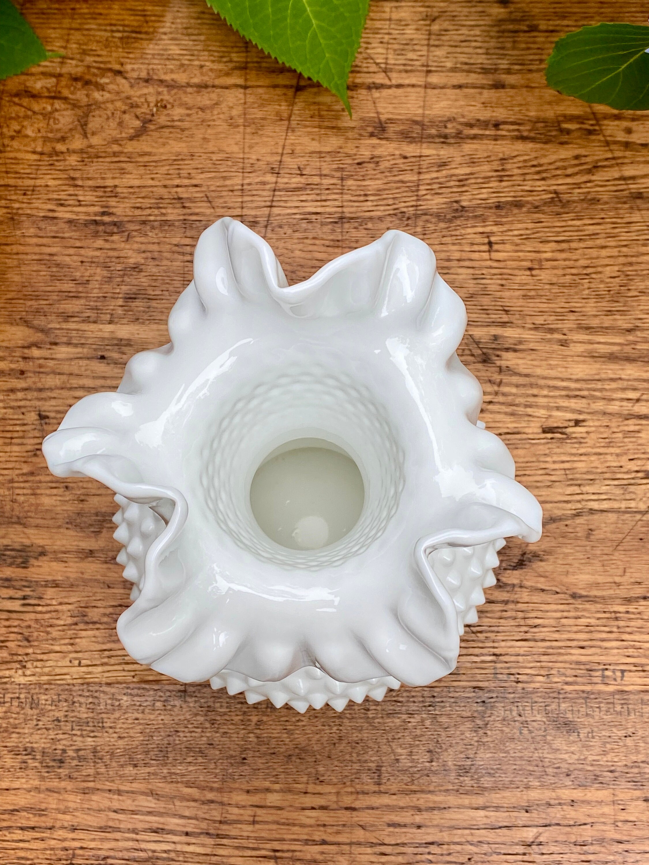 フェントン・ホブネイル・ミルクガラス花瓶：フリルエッジのセンター