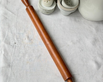 Rodillo de madera fino y largo de estilo rústico, ideal para la cocina de una granja.
