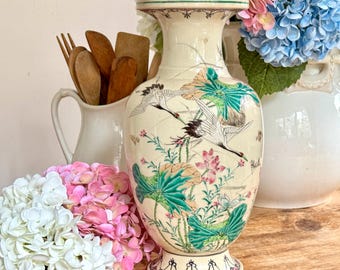 日本のアンティーク薩摩焼陶器の花瓶 鶴と鳥のペア ピンクの蓮の花と葉