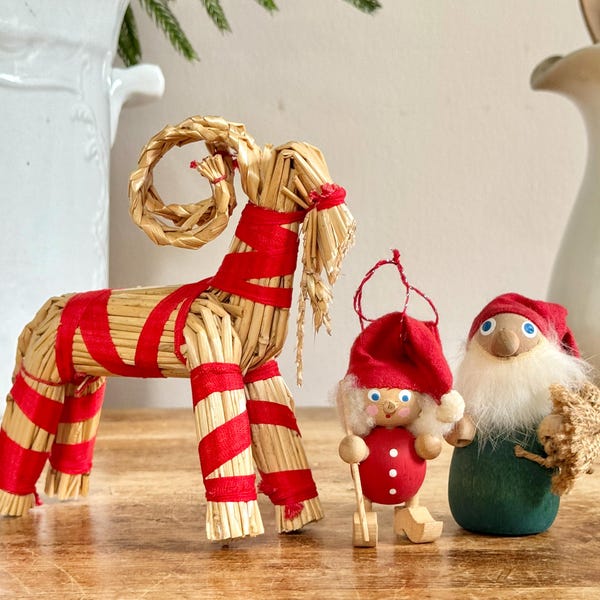 Vintage Schwedische Tomte Zwerge & Stroh Rentier: Weihnachtself Dekor - 3er Set