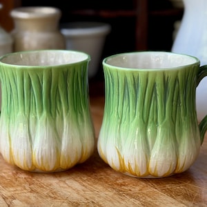 Vintage Majolica L'OIGNON Pottery Mugs Georges Briard Onions Leaves