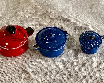 Dollhouse Miniature Red Apples in Blue Enamelware Bucket CAR0084 