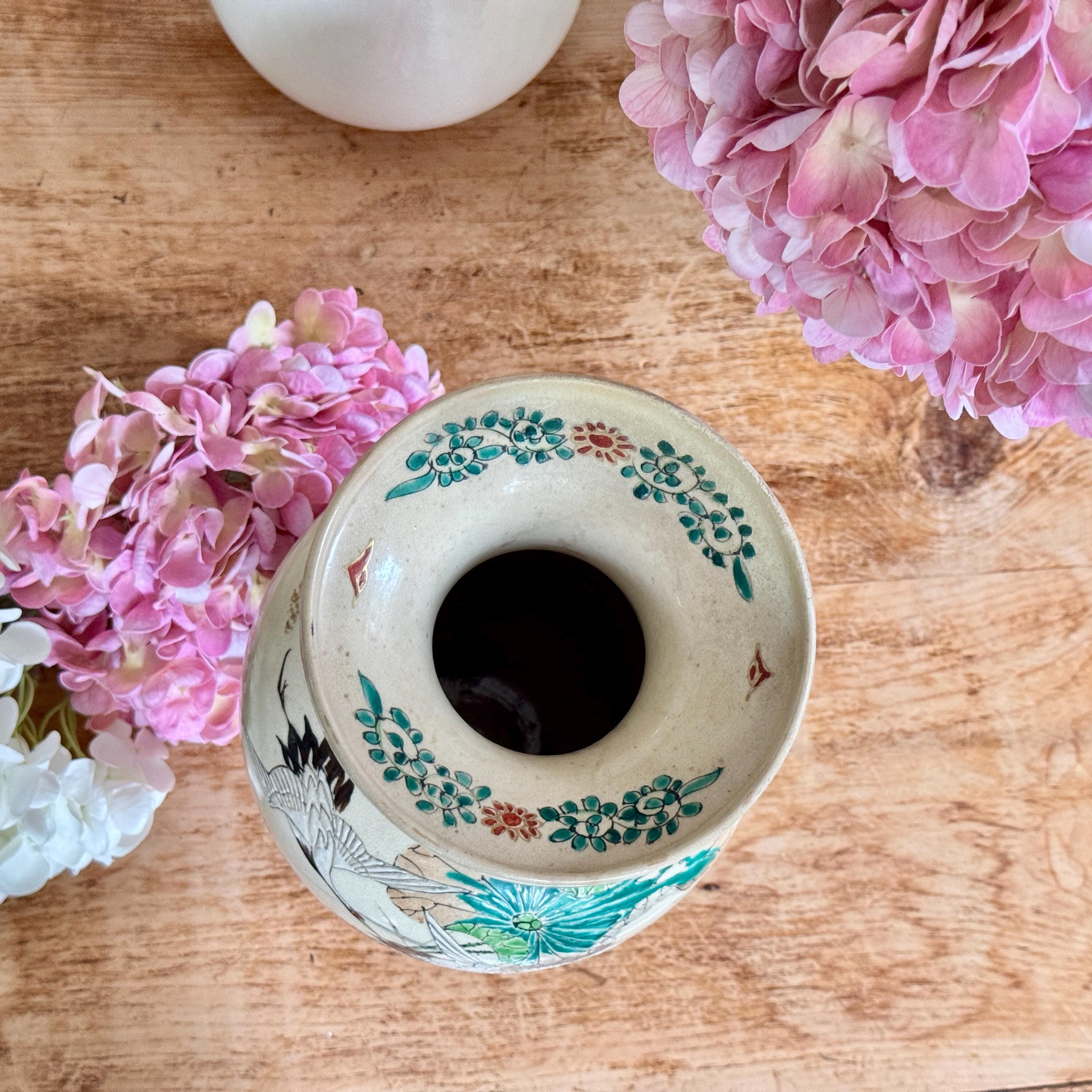 日本のアンティーク薩摩焼陶器の花瓶 鶴と鳥のペア ピンクの蓮の花と葉