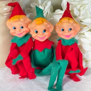 Trigêmeos de Elfos Vintage: Enfeites de Natal Pixie com Abraçadeiras de Joelho - Fabricado no Japão