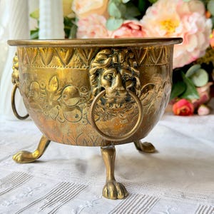 Vintage Brass Paw Foot Lions Head Planter Pot Jardiniere Cachepot