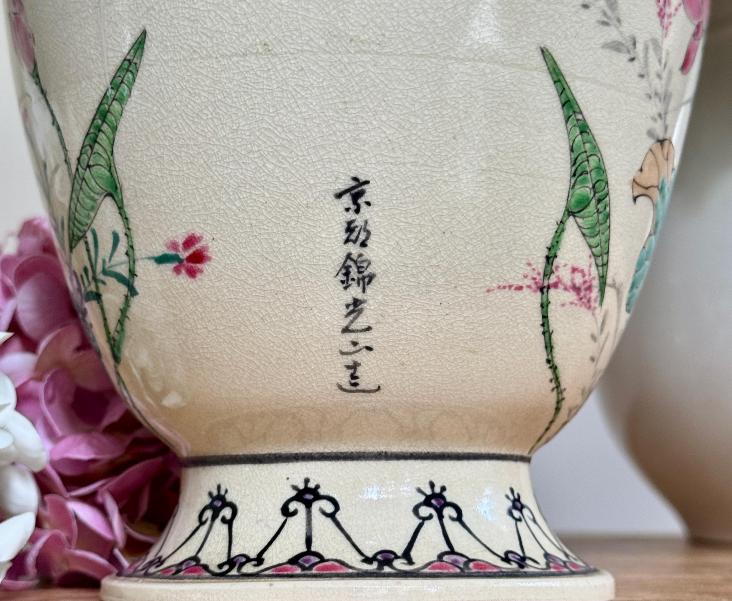 日本のアンティーク薩摩焼陶器の花瓶 鶴と鳥のペア ピンクの蓮の花と葉