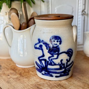 Vintage stengods stor täckt lerkruka kobolt folkkonst häst och ryttare dekorerad Beaumont keramik trälock York, Maine 1981 signerad JB