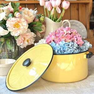 Puede incluir: Juego de tres tazas de cerámica con acabado mate moteado. Las tazas son de color azul, verde y gris. Cada taza tiene un diseño sencillo y moderno, ideal para café o té.