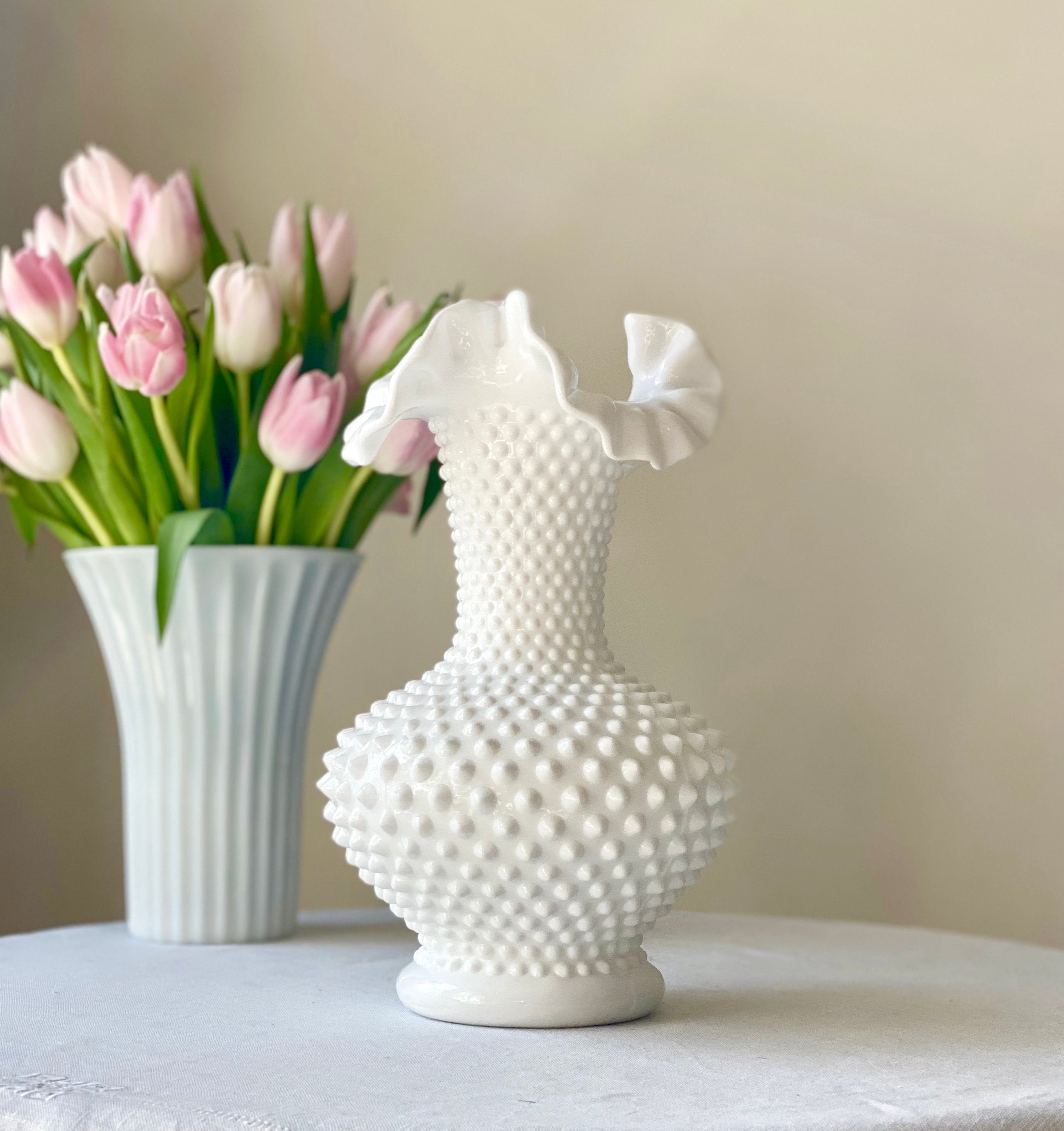 フェントン・ホブネイル・ミルクガラス花瓶：フリルエッジのセンター