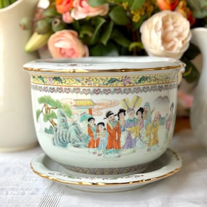 Maceta china antigua vintage con platillo, jardinera con figuras asiáticas.