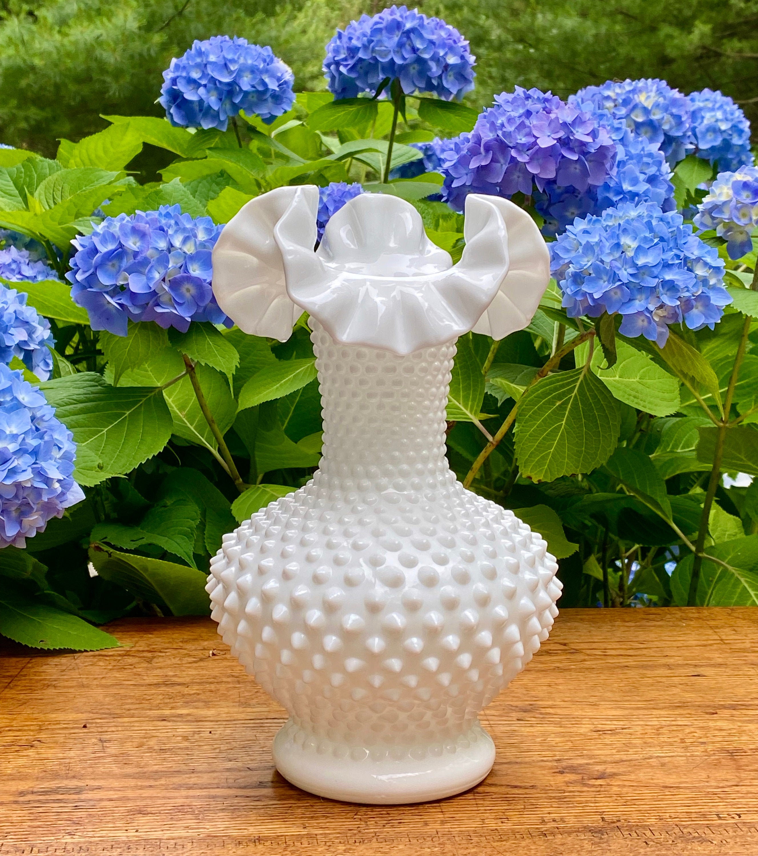 フェントン・ホブネイル・ミルクガラス花瓶：フリルエッジのセンター