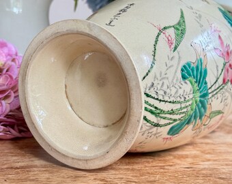 日本のアンティーク薩摩焼陶器の花瓶 鶴と鳥のペア ピンクの蓮の花と葉