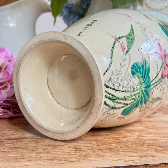 日本のアンティーク薩摩焼陶器の花瓶 鶴と鳥のペア ピンクの蓮の花と葉