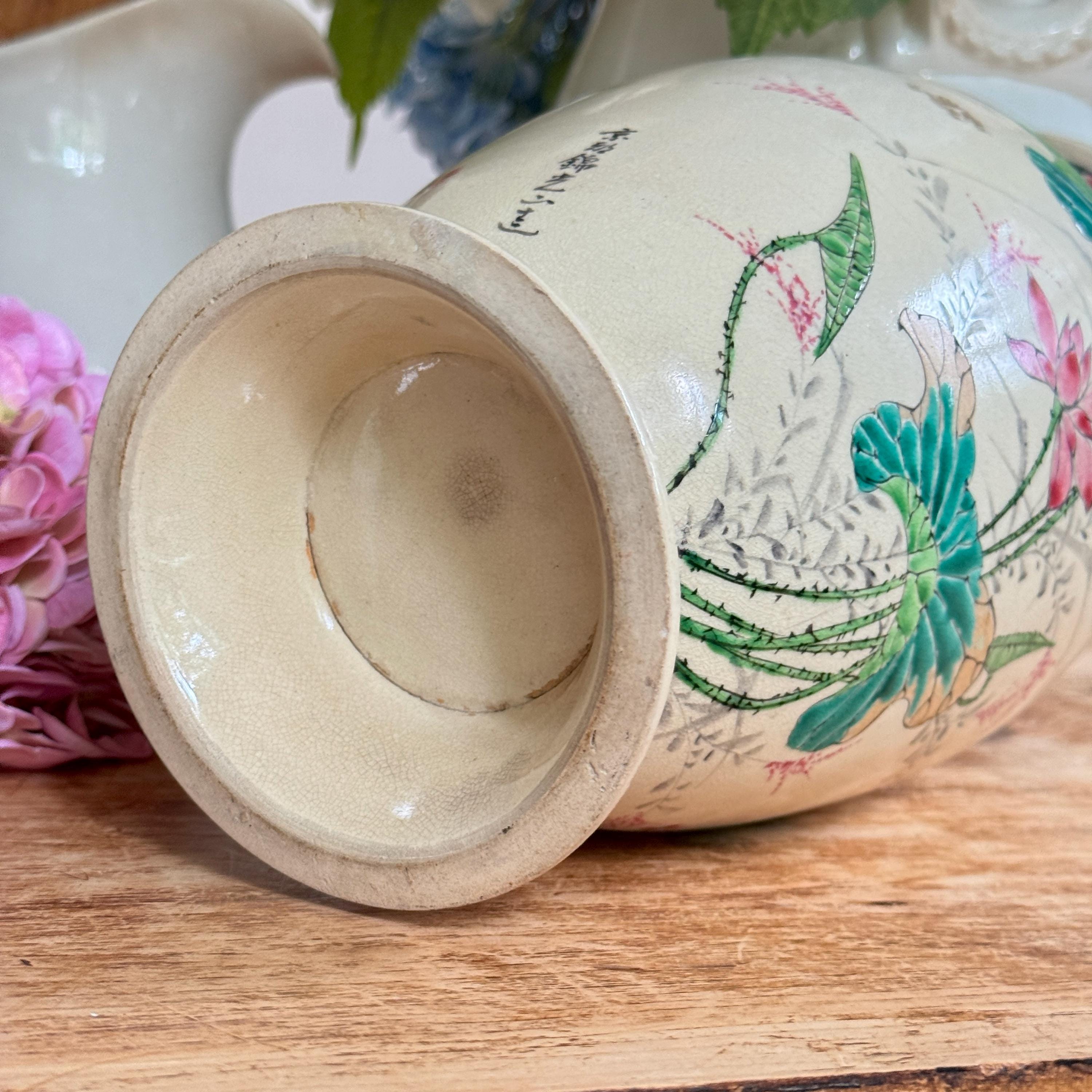 日本のアンティーク薩摩焼陶器の花瓶 鶴と鳥のペア ピンクの蓮の花と葉