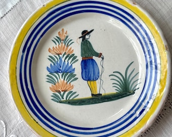 フランスHenriot Quimper 手描き皿 雄鶏TRAITÉ Henriot Quimper France Hand Painted Breton Man Plate - Etsy