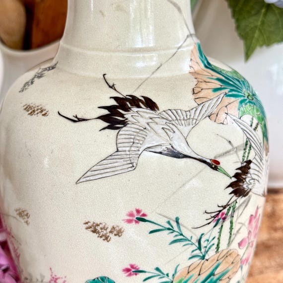 日本のアンティーク薩摩焼陶器の花瓶 鶴と鳥のペア ピンクの蓮の花と葉