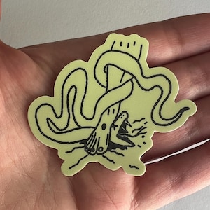 Puede incluir: Un juego de tres tazas de cerámica con acabado mate moteado. Las tazas son de color crema, marrón claro y marrón oscuro. Cada taza tiene un diseño simple y minimalista.