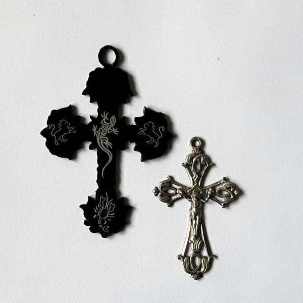 Pendentif croix, en métal, noire ou argentée, au choix x 1