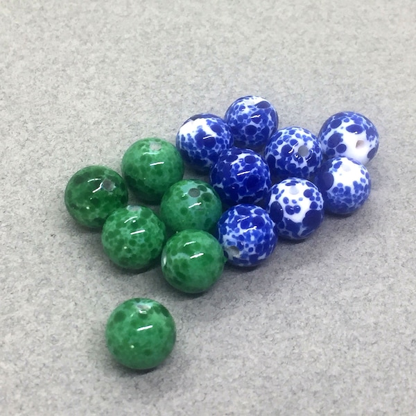 Perles en verre moucheté, vert ou bleu, percées