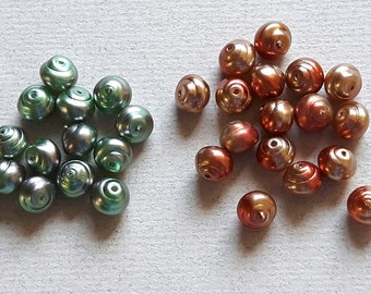 Perles nacrées baroques, rondes, striées, percées, vertes ou rouges