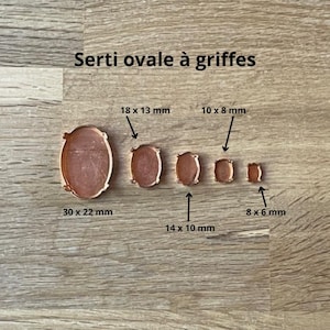 Puede incluir: Un conjunto de cinco engastes ovalados con garras para la fabricación de joyas. Los engastes son de diferentes tamaños, que van desde 8 x 6 mm hasta 30 x 22 mm. El texto "Serti ovale à griffes" está escrito en la parte superior de la imagen.