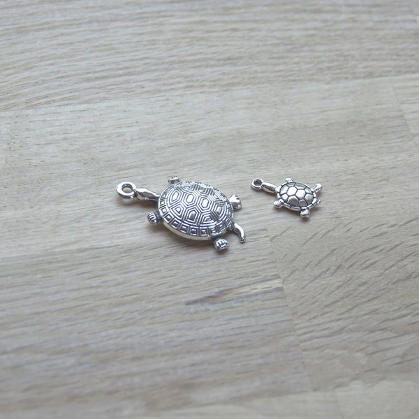 Breloque ou pendentif tortue en métal argenté vieilli x 1